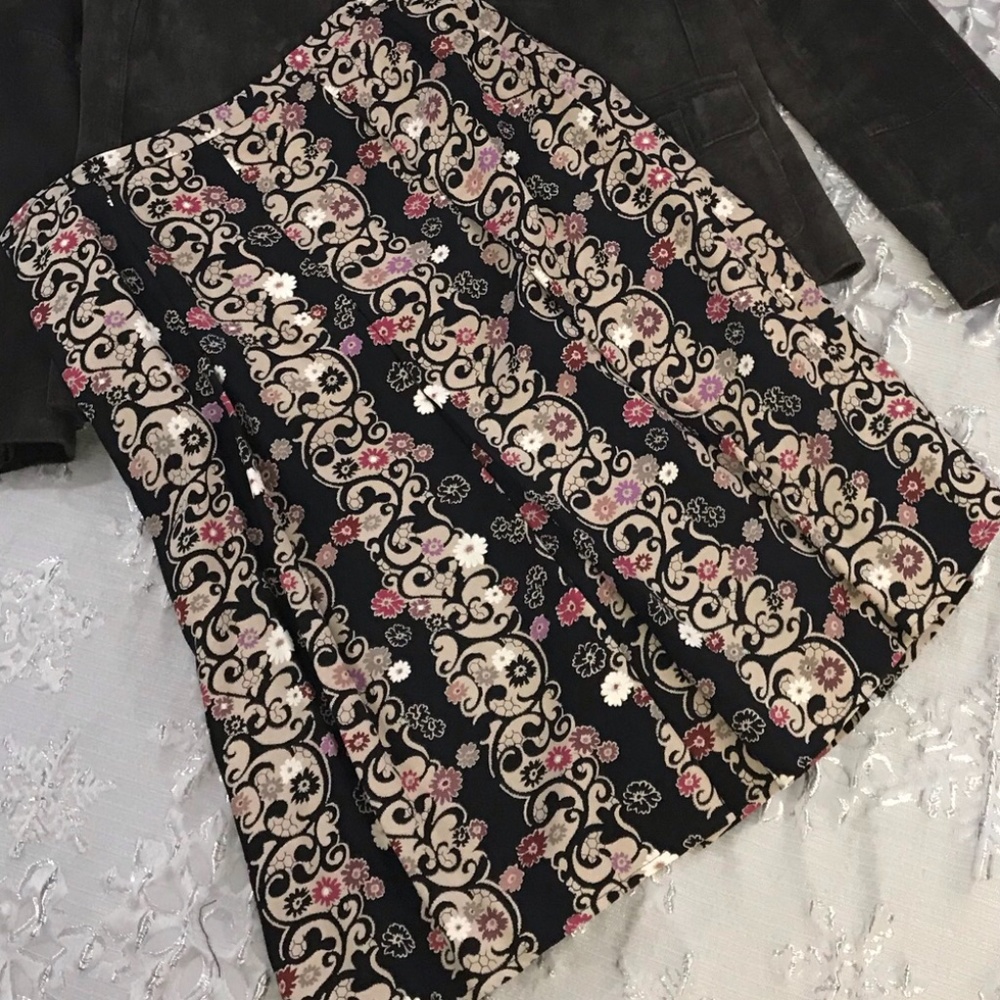 Petite, Silk, fully lined, pleated skirt. Size 2P